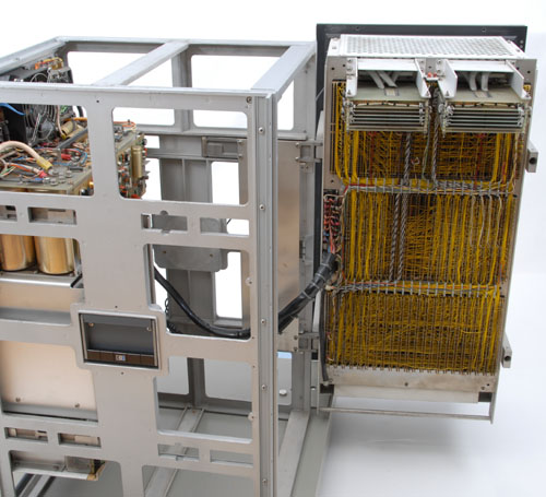 <i> <strong>PICT5 -</strong> Backplane wiring of the electronic card cage</i>